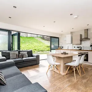 - Monkbar Mews Apartment